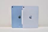 iPad Air（第5世代、左）とiPad Air（M3、右）の比較。同じブルーだが淡いトーンに変更されている（筆者撮影）