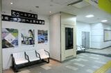 下り線ホームから1階へ降りた通路（記者撮影）