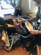 修学旅行先のホテルで食事する優太さん（写真：ご家族提供）