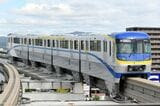 大阪モノレールの最新車両3000系。この第2編成だけ帯が黄色とされた（撮影：伊原薫）