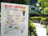 田町駅近くの「雑魚場架道橋」に掲示された、線路切り換え工事による通行止めのポスター（記者撮影）