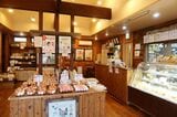 「農家の家」店内。昼前の訪問というのにすでに売り切れていたスイーツ類もあり、人気ぶりが分かる （筆者撮影）
