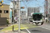 “右折”して専用軌道に入る（記者撮影）