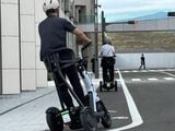 トヨタが新開発した立ち乗り式3輪EV（名称はまだない）が走行する様子（写真：桃田健史）