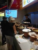 現地で食べた際、副菜は「この中から5つまで」といったスタイルで選んだ（著者撮影） 