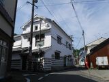 日奈久温泉の街にはなまこ壁の建物が残る。よく姿を残している村津家住宅（筆者撮影）