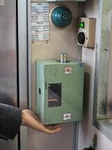 ドアの開閉は車掌が神経を使う作業。駆け込み乗車は厳禁だ（記者撮影）