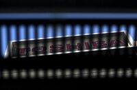 東芝、原発減損でも債務超過回避　資本「非常に低い」と社長