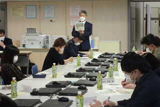 5月の学校運営協議会で宿題廃止の説明を行う藤田氏