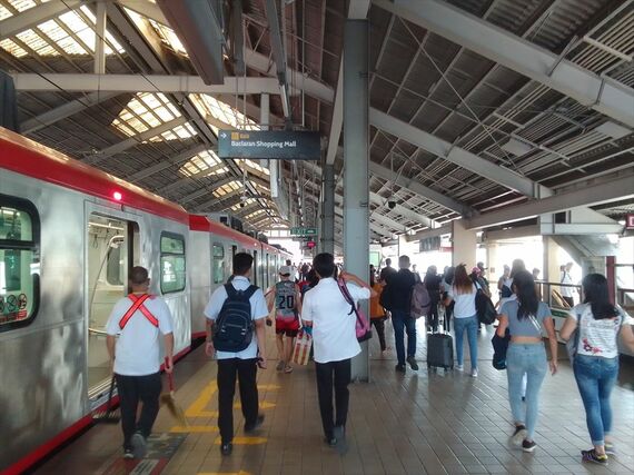 マニラLRT1号線 バクララン駅