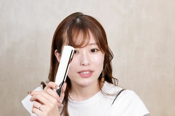 前髪のセットの仕方を解説するAYAMARさん