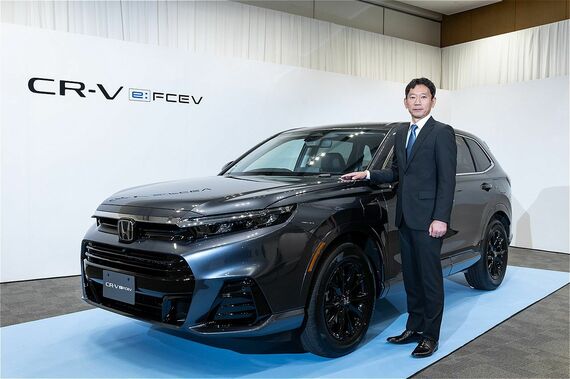 新型CR-V e:FCEVと、技術説明を行った本田技研工業 電動事業開発本部 BEV開発センター 開発責任者 生駒浩一氏