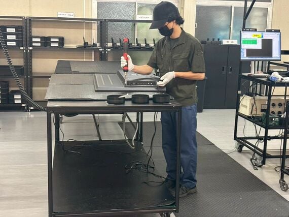 テレビのリファービッシュ工程(写真:筆者撮影)