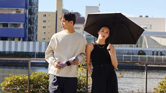 日傘をさす男女
