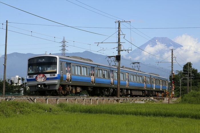 富士山をバックに走る伊豆箱根鉄道駿豆線の7000系