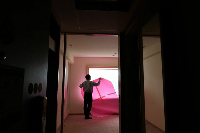 窓に紙を貼り付ける作業