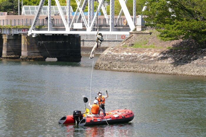 2人目の乗客役をボートに降ろす作業