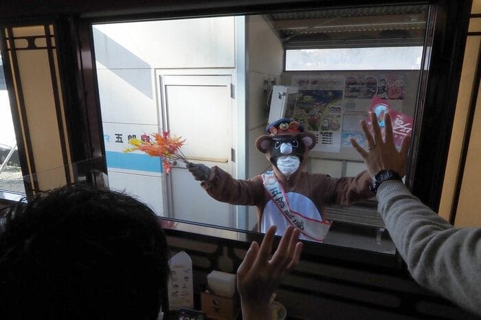「伊予灘ものがたり」運行開始時から五郎駅で出迎えを