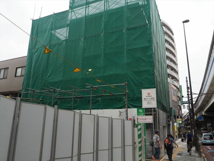 駒沢大学駅西口に建設中のビル