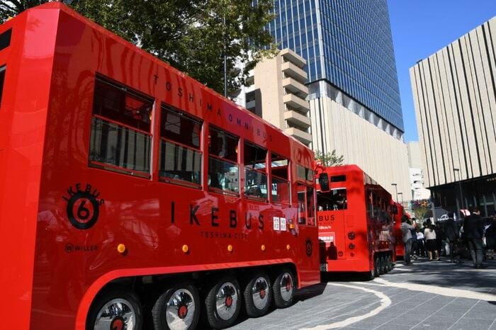 横に５つ並ぶタイヤがユニーク