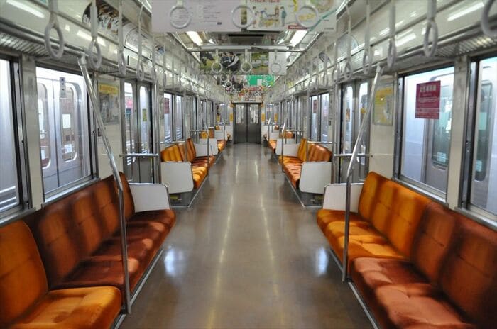 8626の車内。座席や壁はリニューアルしている