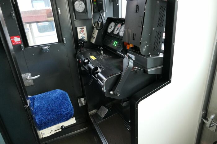 12000系の運転席