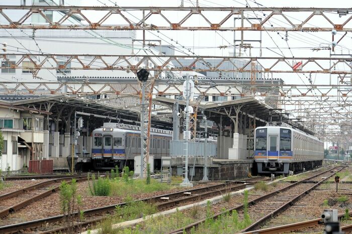 和歌山市駅を出発する特急サザン（左）。