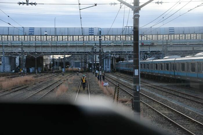 車両前方に立つ係員