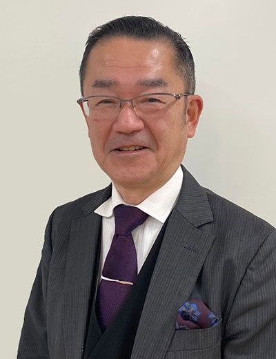 荒川元邦（あらかわ・もとくに）狛江市立狛江第三小学校校長公立小学校教諭として12年勤務した後、東京都総務局人事部及び教育庁学務部の課務担当係長、教育庁指導部統括指導主事、教職員研修センター統括指導主事、主任指導主事、教育庁総務部教育政策担当課長等を経て2018年から現職