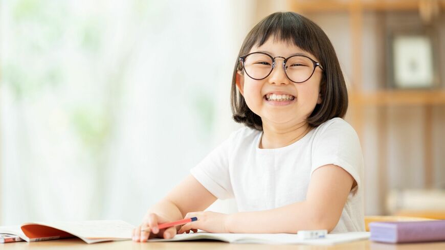 発達障害のある子の学習にはそれぞれサポートのコツがあるそうです。子どもの負担を減らすさまざまなサポート方法を紹介します（写真：8x10／PIXTA）
