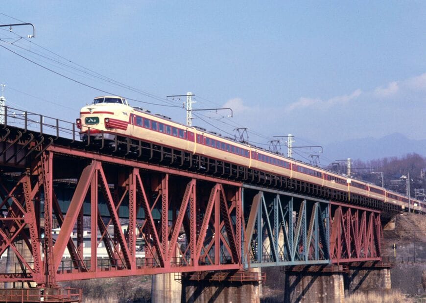 利根川をまたぐ橋梁を走る181系特急「とき」（撮影：南正時）