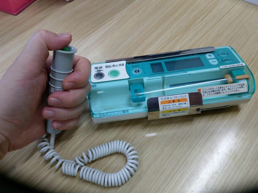 鎮痛薬の皮下注射で使われているPCA（自己調節鎮痛法）ポンプ。痛みが強くなったら、患者がボタンを押して鎮痛薬を追加投与する（写真：筆者撮影）