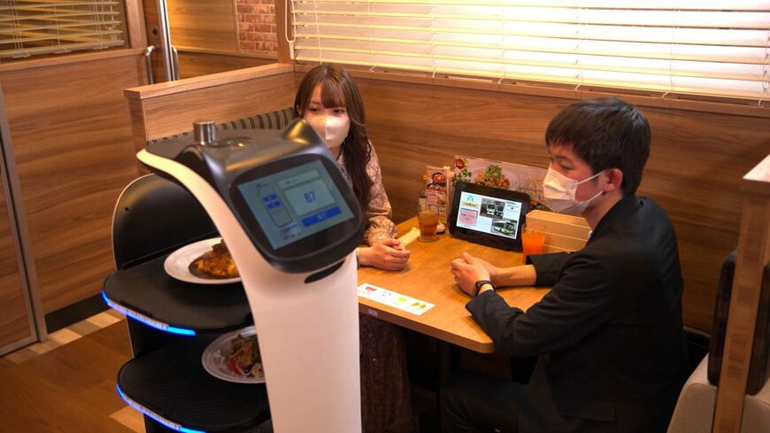 オーダーした客席に到着すると、注文タブレットで到着を知らせてくれる（写真提供：すかいらーくホールディングス）
