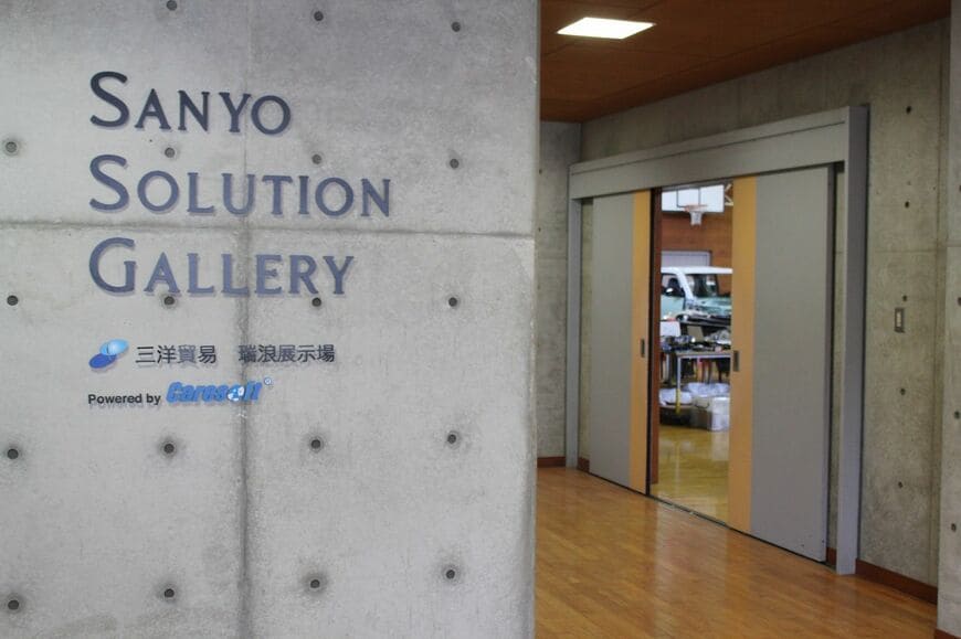 体育館の入り口から入る（記者撮影）