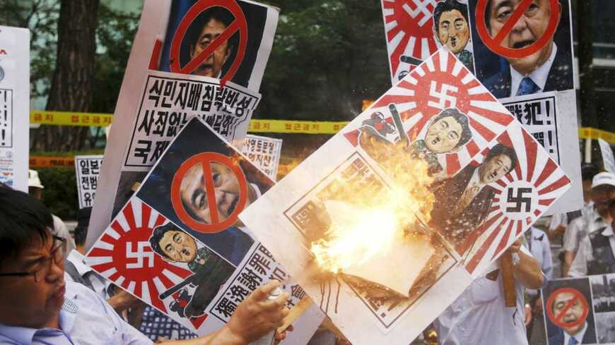 2015年、当時の安倍晋三首相が「戦後70年談話」を発表した際はアジアを中心に反発が強まった。「戦後80年談話」をめぐっては検討段階から自民党内で反発の動きが見られる（写真：ロイター／アフロ）