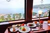 「THE ROYAL EXPRESS」の海の車窓と食事