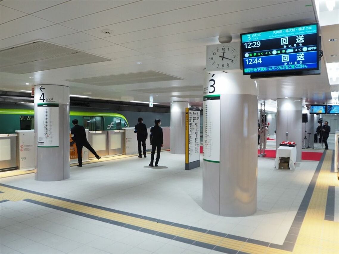 開業日前日の博多駅ホーム