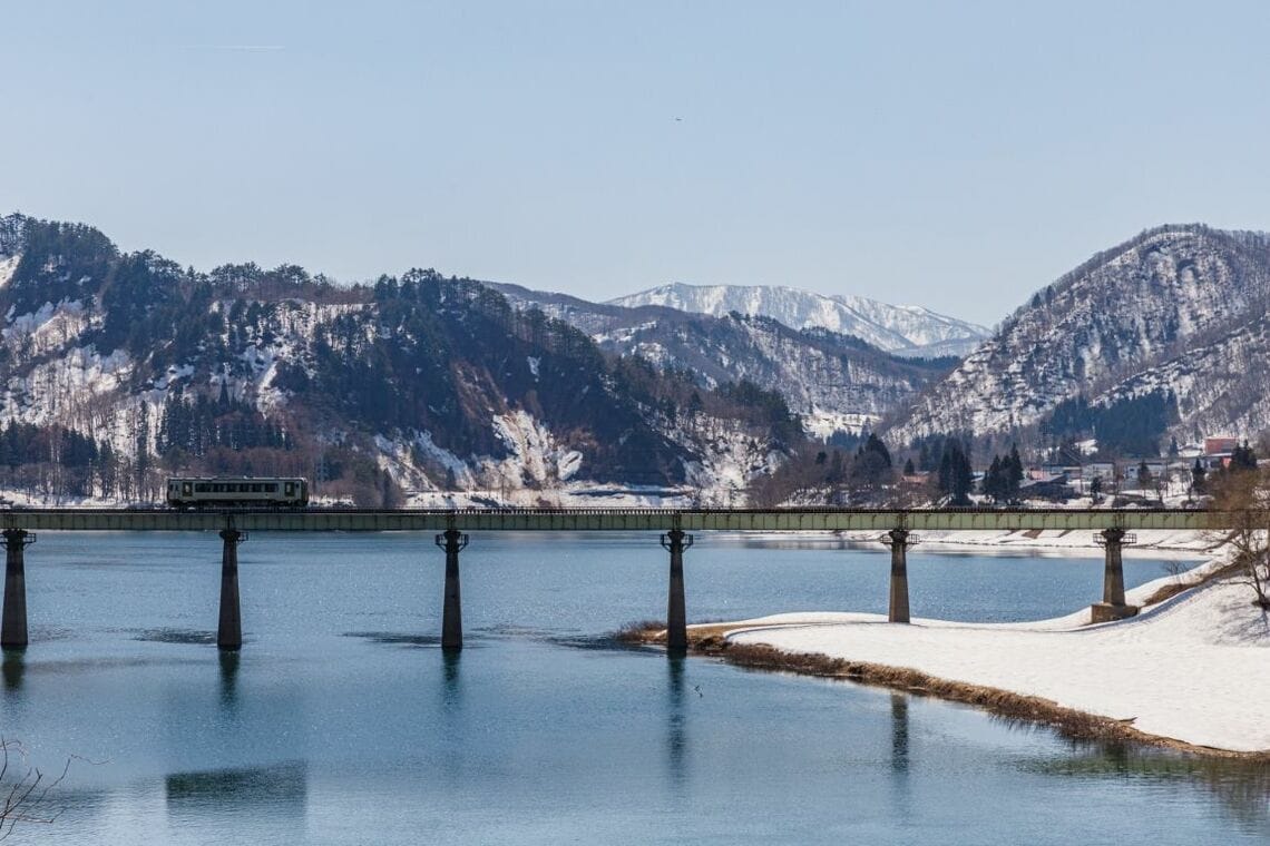 JR北上線のゆだ錦秋湖駅付近