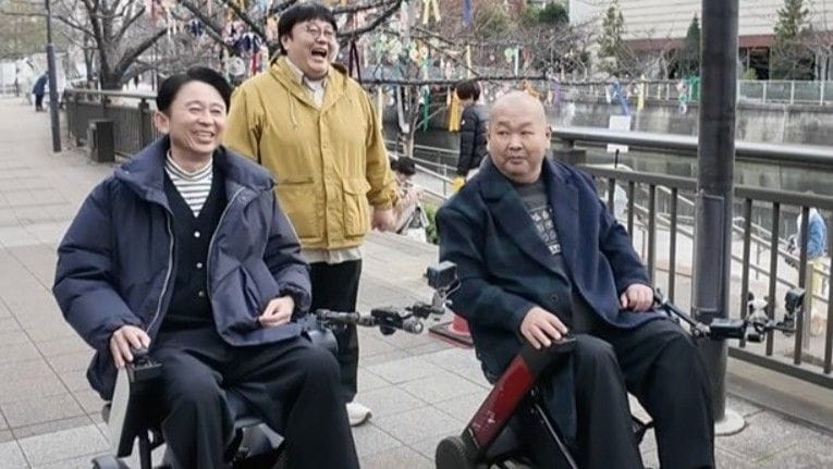 今年2月の『有吉クイズ』では「ハチミツ二郎が行く！！電動車椅子さんぽ」の第2弾が放送され、有吉弘行とともに五反田をめぐった（写真：テレ朝SPOTより）