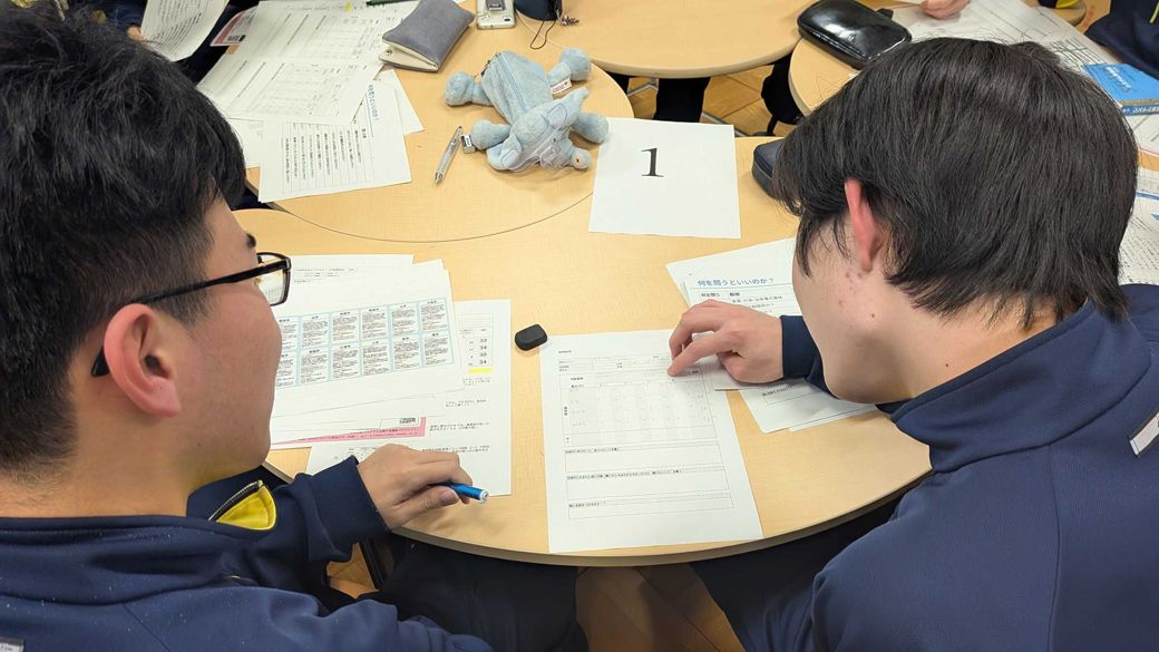 子どもたちは「進路選択表」に興味津々だ（写真：山本氏提供）