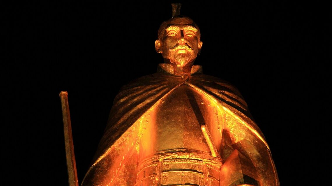 岐阜駅前の織田信長像（写真： Photonchu ／PIXTA）