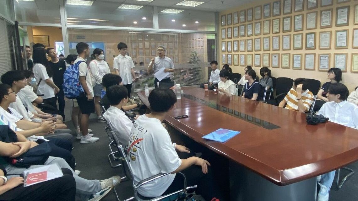 上海で行われた、日本の高校に留学するための試験を受けに集まった中国の若者（写真：楽商ジャパン提供）