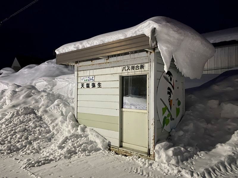 天塩弥生駅バス停。寒い時期は−40℃まで下がることもある（筆者撮影）