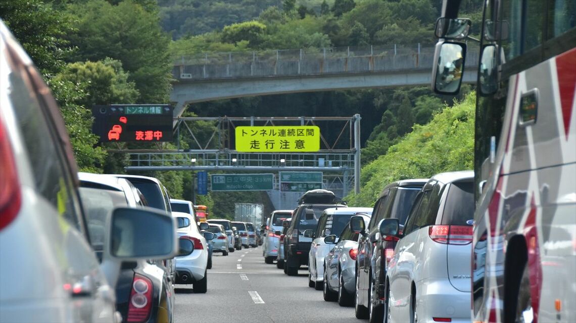コロナ禍で減った高速道路の利用台数は、およそ9割まで回復した(写真:HiroHiro555 / PIXTA)