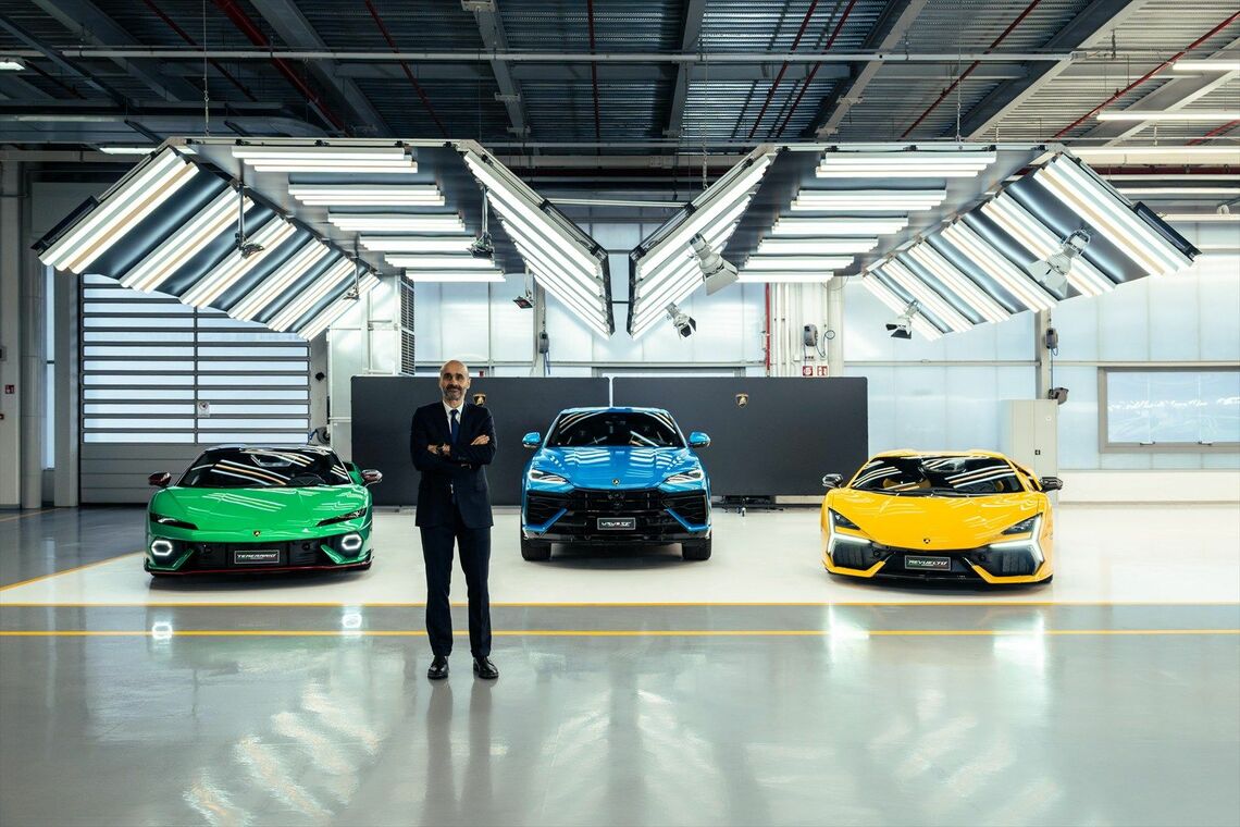左から「テメラリオ」「ウルスSE」「レヴエルト」という現在のラインアップとともにニッコリ氏（写真：Automobili Lamborghini）