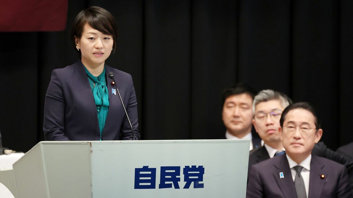 3月16日、自民党の「青年部・青年局、女性局合同全国大会」で話す鈴木貴子青年局長（左）。右手前は岸田文雄首相（写真：時事）