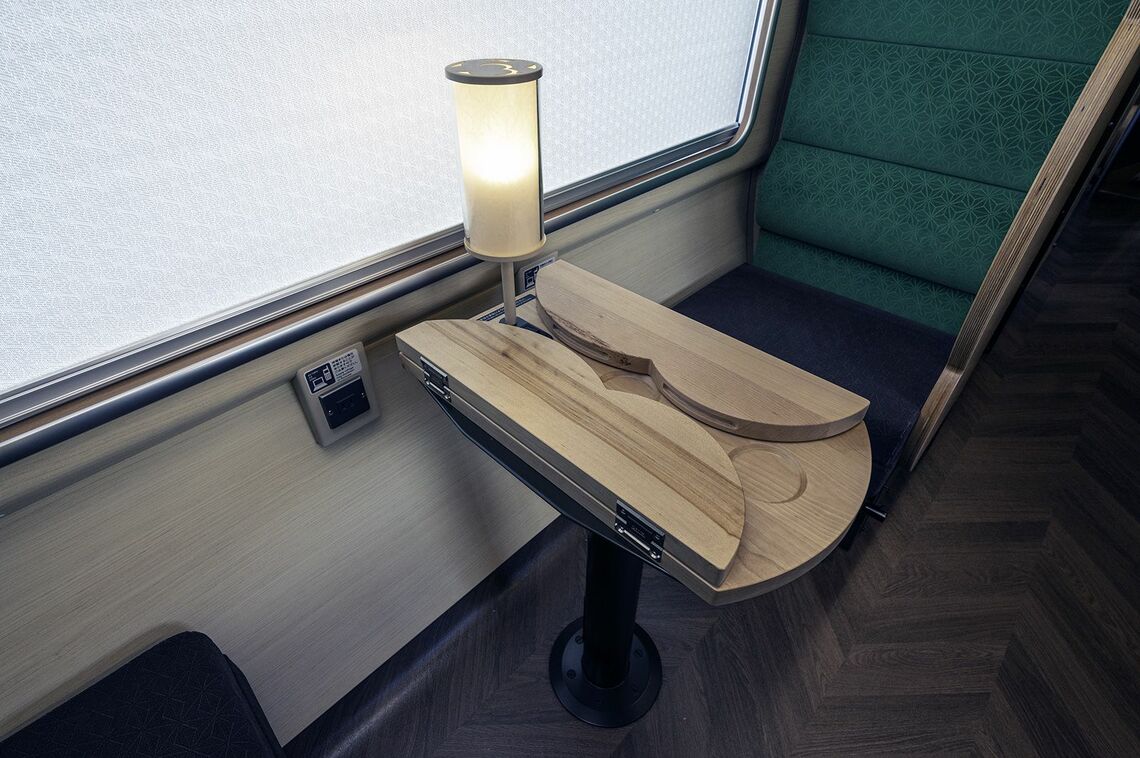 雲の形の折り畳みテーブルは駅弁などを広げて今は忘れかけた列車の旅ができる。テーブルランプの頭頂部にもじつは雲形があしらわれている（写真：山下大祐）