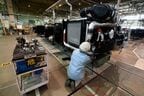 シャシー組み立てライン。大型バスはエンジンも大きい