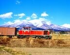 八ヶ岳をバックに小海線を走るDD16