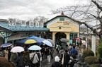 多くの人でにぎわった全線再開日の別所温泉駅